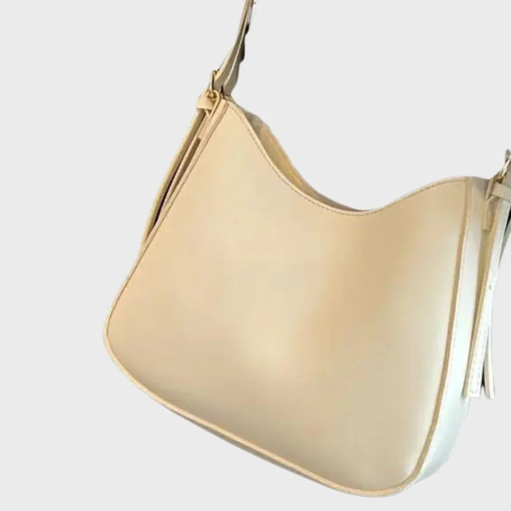 Elegant svart axelväska i konstläder. Den strukturerade designen gör denna damväska till en tidlös accessoar.