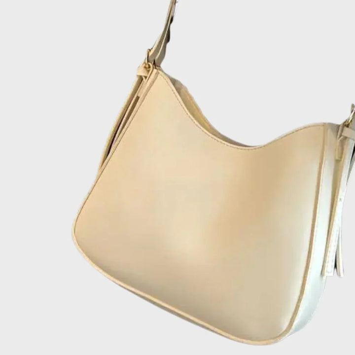 Elegant svart axelväska i konstläder. Den strukturerade designen gör denna damväska till en tidlös accessoar.
