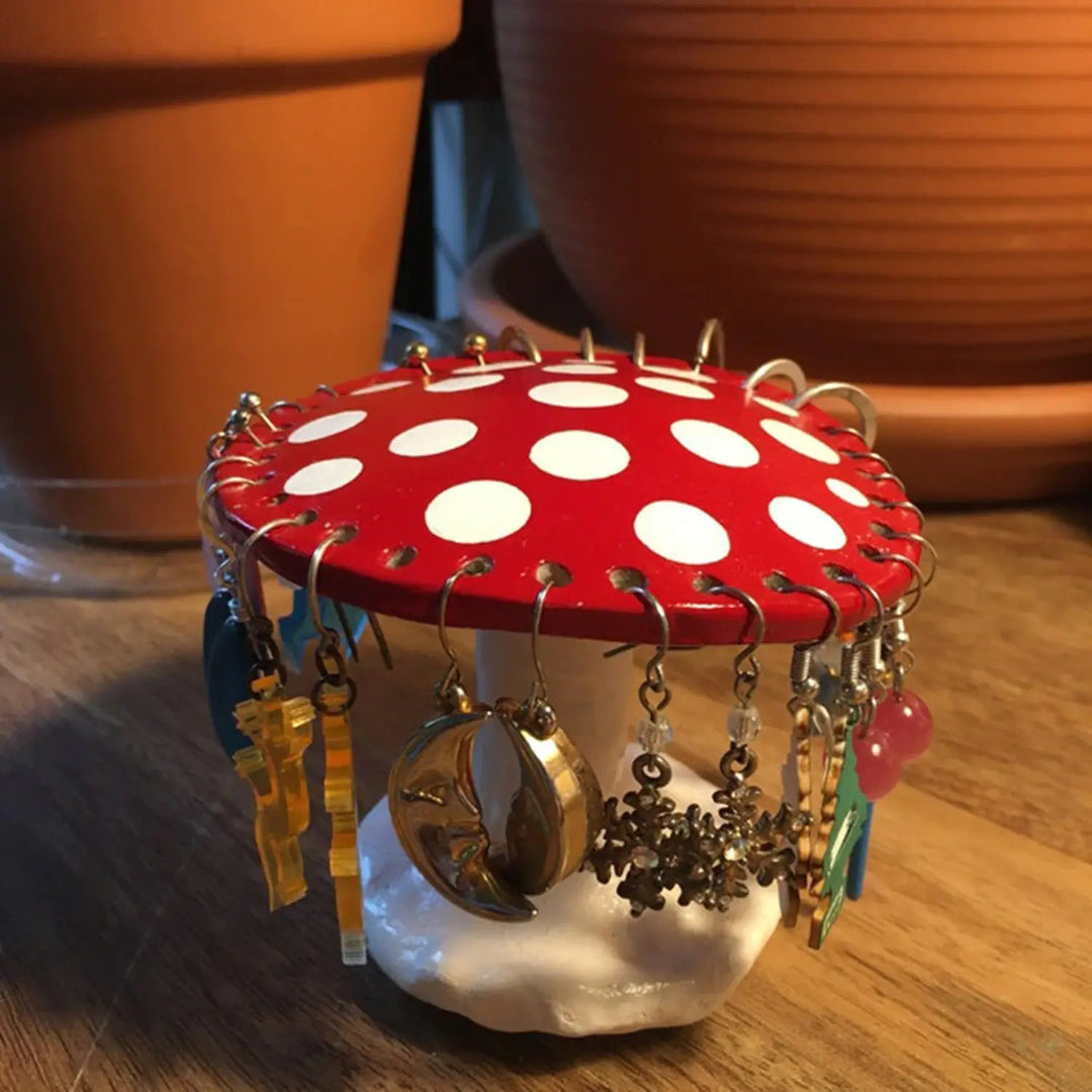 Röd och vit sagoinspirerad svampsmyckeshållare, handgjord förvaring för ringar och halsband.