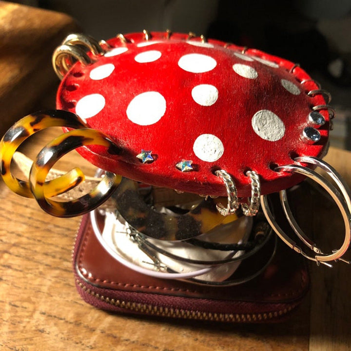 Unik svampsmyckeshållare i sagodesign. Elegant organisering och förvaring av dina accessoarer.