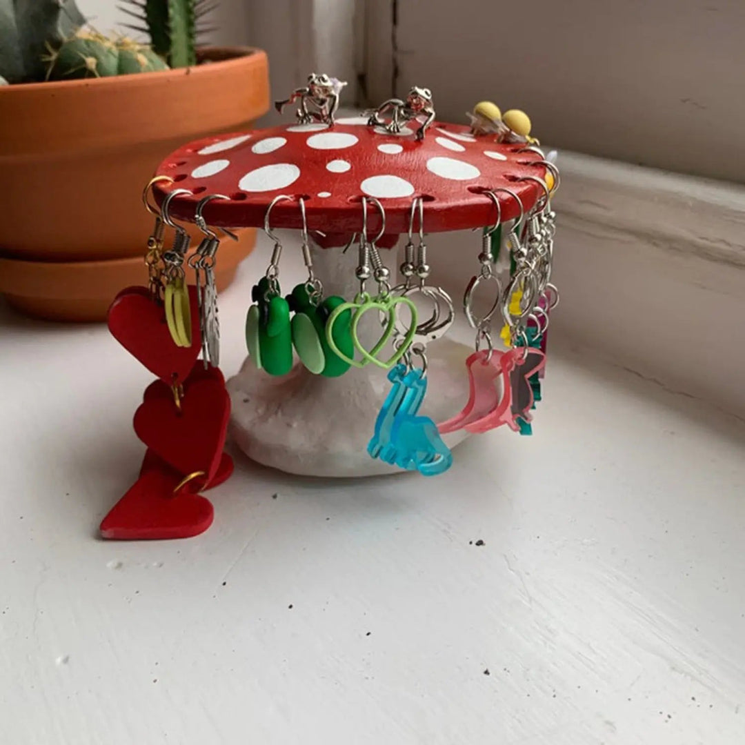 Rosa svampsmyckeshållare för funktionell och unik smyckesförvaring. En sagoinspirerad inredningsdetalj.