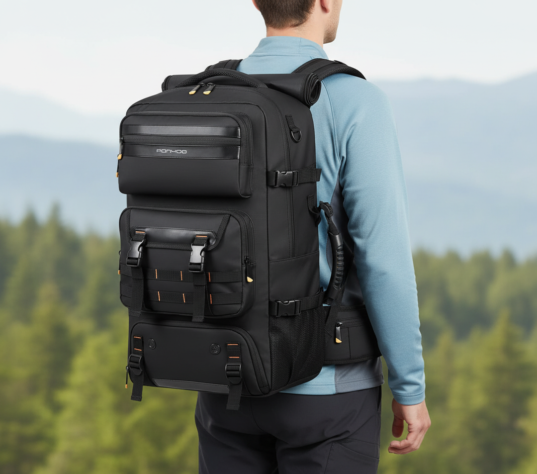 Svart 50L reseryggsäck med USB-port, perfekt för handbagage och organiserade äventyr. Mångsidig och bekväm.
