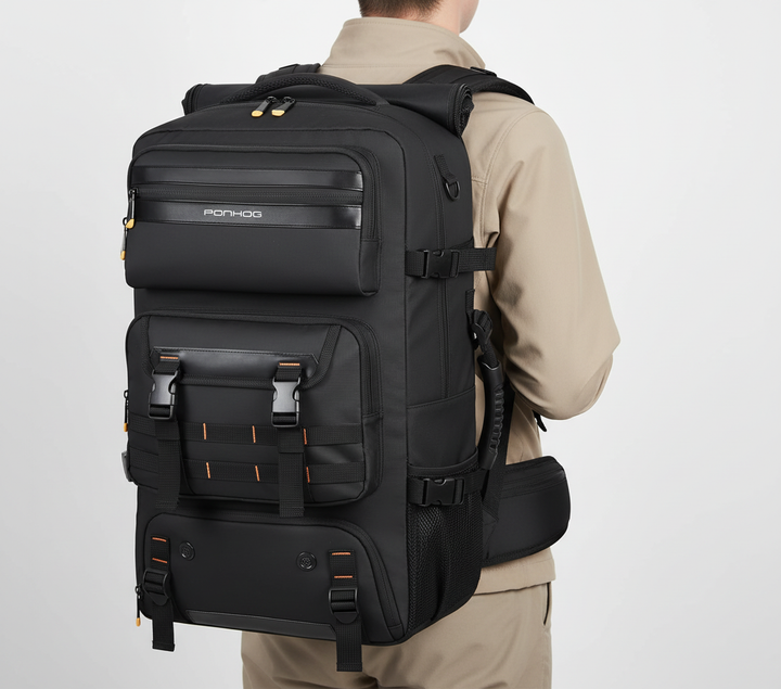 Rymlig svart reseväska/ryggsäck 50L med laptopfack och många fickor, designad för komfort och smidiga resor.