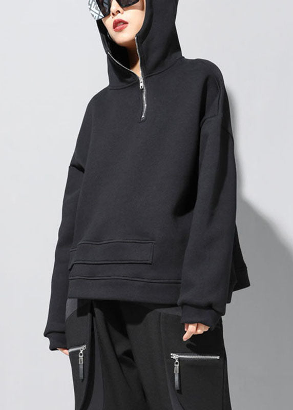 Kvinnors svarta sweatshirt med asymmetrisk dragkedja. Bekväm passform, perfekt för lager på lager höstmode.