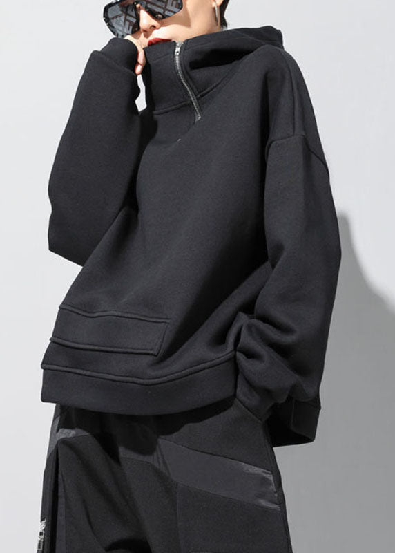 Asymmetrisk svart damtröja med dragkedja, idealisk för höstmode. Bekväm vardagströja med unik stil.