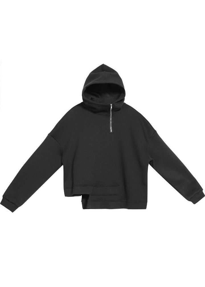 Trendig svart asymmetrisk sweatshirt för kvinnor. En bekväm damtröja med dragkedja, perfekt för höstens lager på lager.