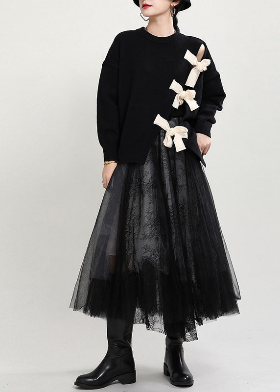 Trendig asymmetrisk damtröja i svart patchwork. Lös passform, perfekt för modern höstmode & vardag.