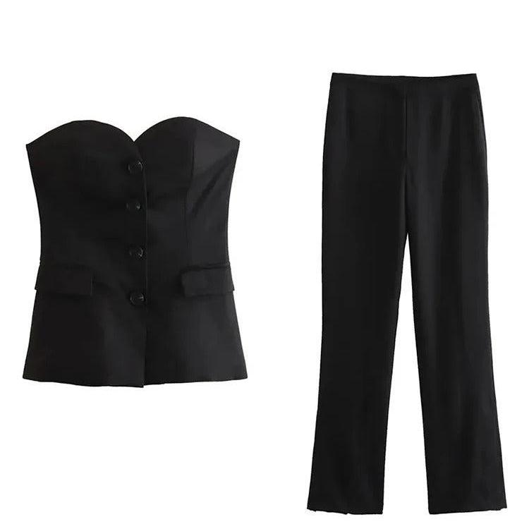 Svart axelbandslös topp och byxor set. Elegant tvådelad damoutfit för fest och vardag.