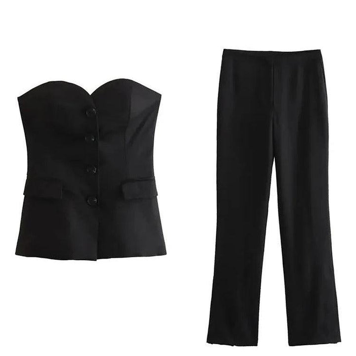 Svart axelbandslös topp och byxor set. Elegant tvådelad damoutfit för fest och vardag.