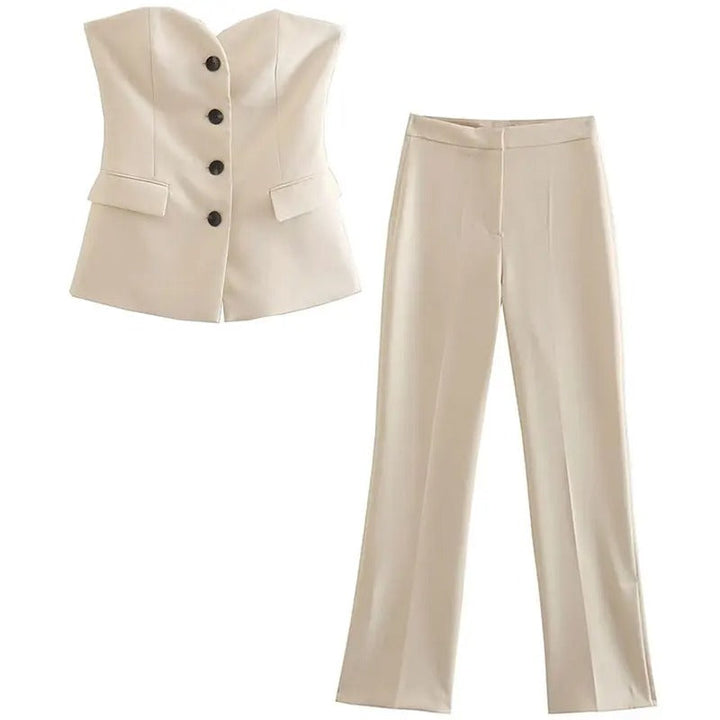 Beige chic axelbandslös topp & byxor set. Modernt tvådelat damset, perfekt för sommarstil.