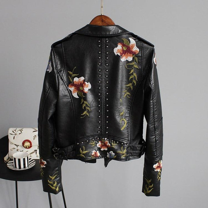 Edgy kvinnors motorcykeljacka i svart med unikt blommigt broderi. Trendig dragkedja och snygg damjacka.