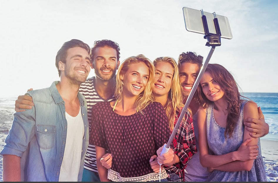 Svart, mångsidig selfiepinne med stativ, Bluetooth-fjärr och säkert mobilfäste för foto & video.