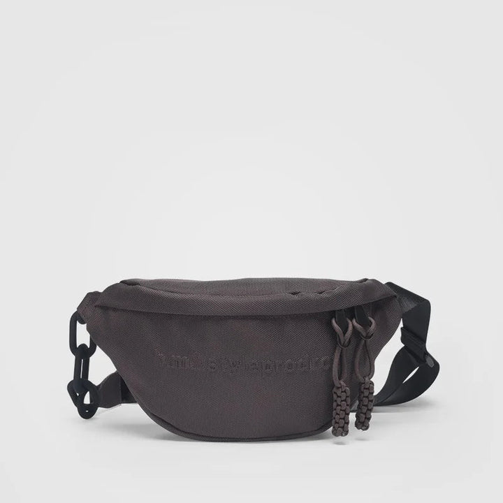 Kaffefärgad damväska, bröstficka i mode. Stilren accessoar för kvinnor.