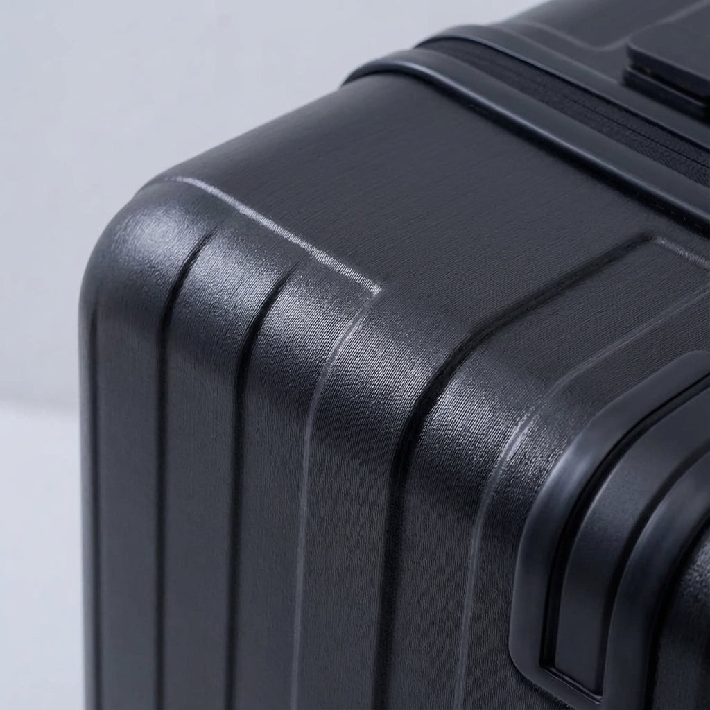 Resväska med hårt skal och utbytbara hjul. Robust handbagage för organiserad och bekväm resa.