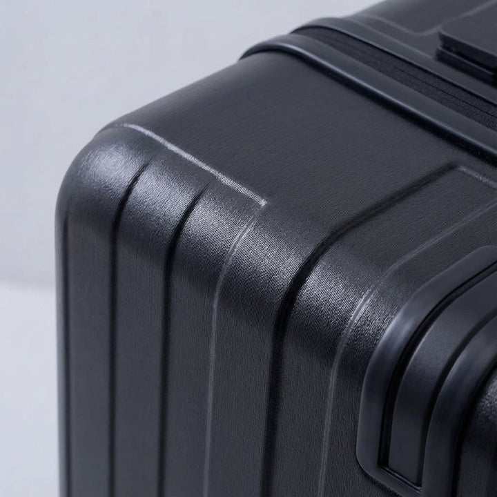 Resväska med hårt skal och utbytbara hjul. Robust handbagage för organiserad och bekväm resa.