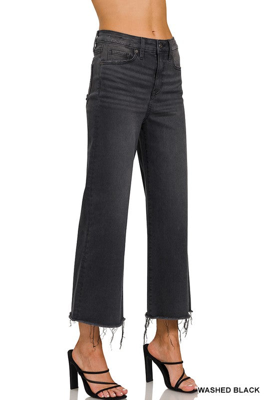 Korta svarta damjeans med hög midja, trendig design för en avslappnad look, bekväm stretch.