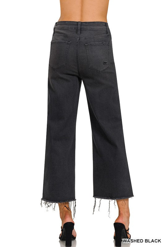Närbild svarta cropped damjeans, hög midja, klassiska fickor, mångsidig del i vårgarderoben.