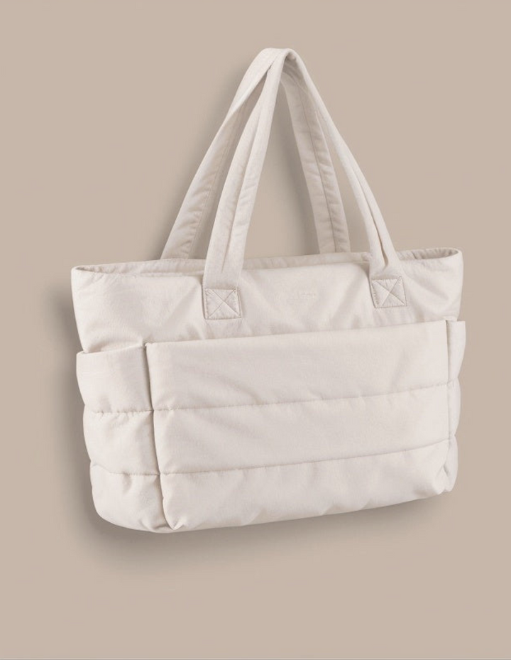 Beige Puffer Tote Bag för dam, vattentålig axelväska, idealisk att bära alla nödvändigheter.
