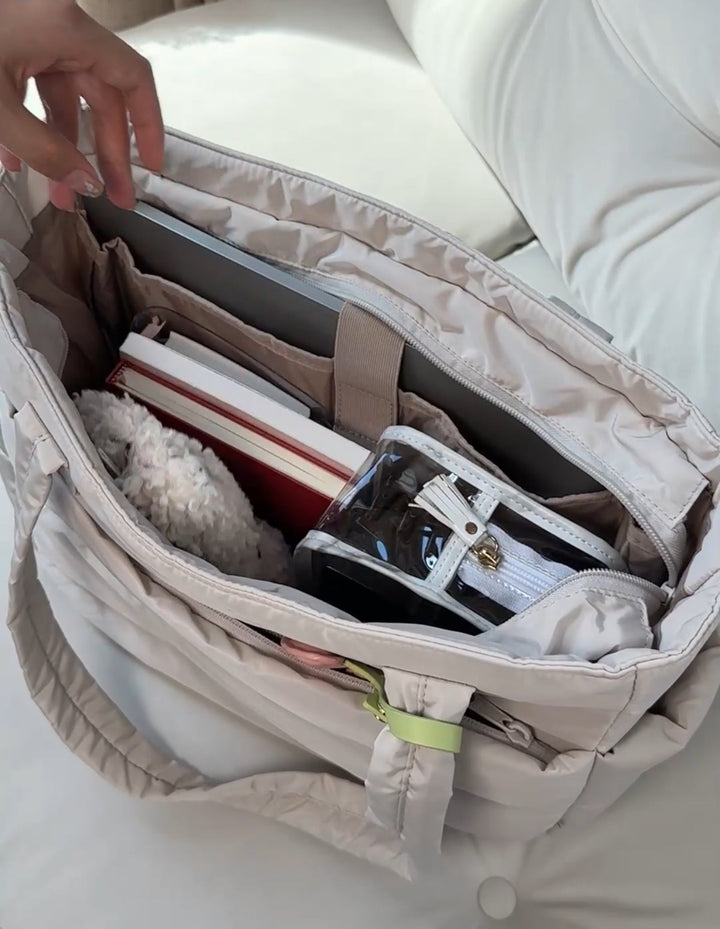 Två Dam Puffer Tote Bags i svart och beige, visar rymlig design och vattentåligt material.