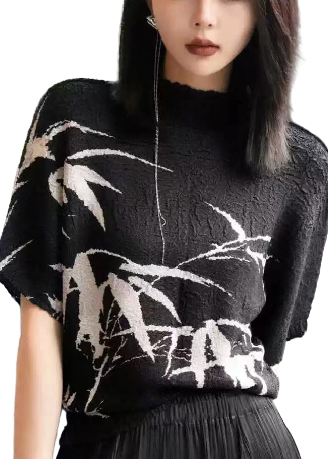 Svart dam t-shirt med trendigt tryck, lös passform och kort ärm för bekväm sommarstil. Perfekt vardagsplagg.