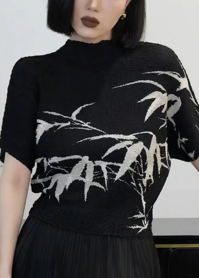 Avslappnad dam t-shirt med unikt tryck och lång passform. Bekväm kortärmad topp för trendig sommar vardagsstil.