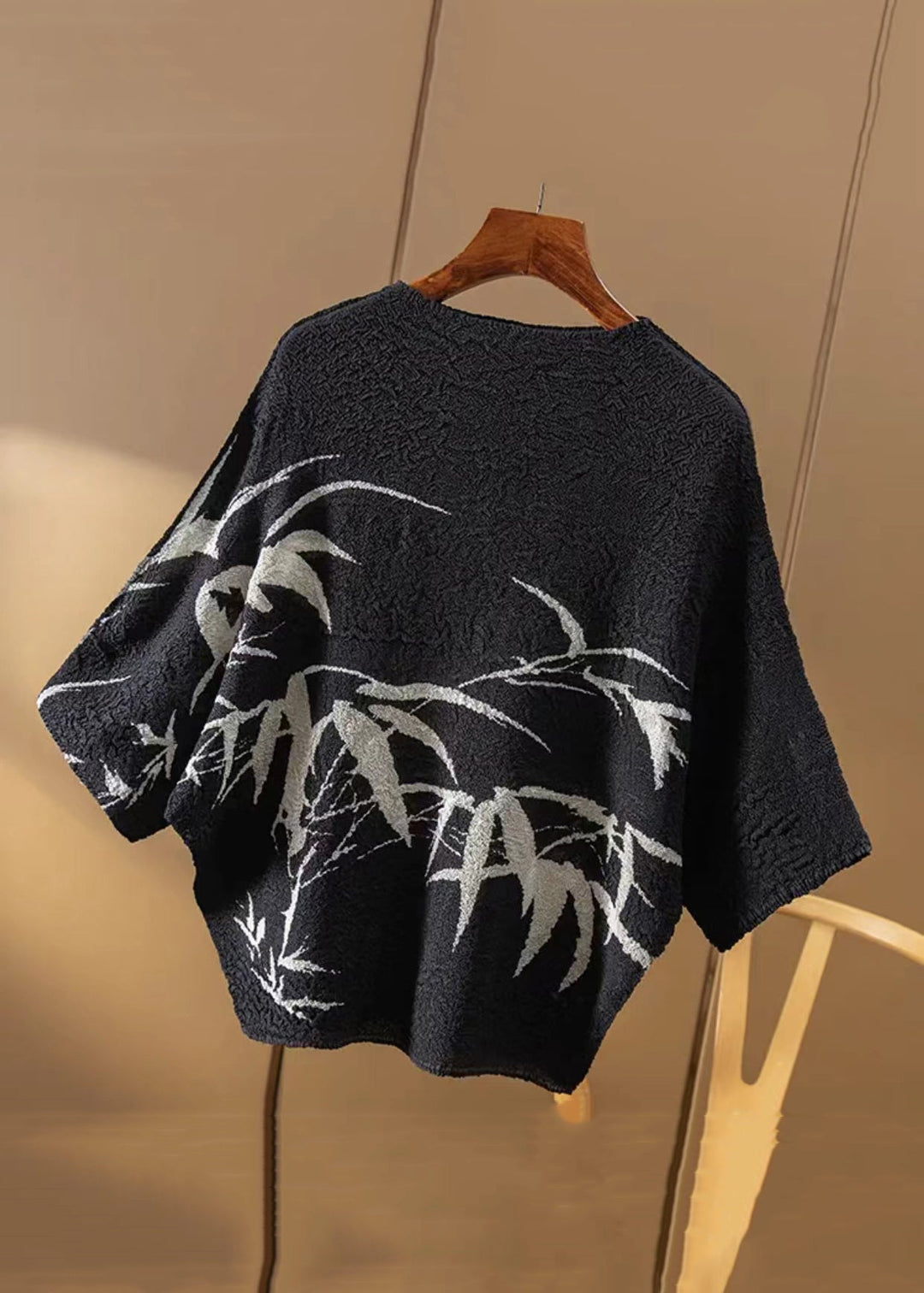 Dam t-shirt i svart med modernt tryck, lös passform. Bekväm kortärmad sommar t-shirt för avslappnad vardagsstil.