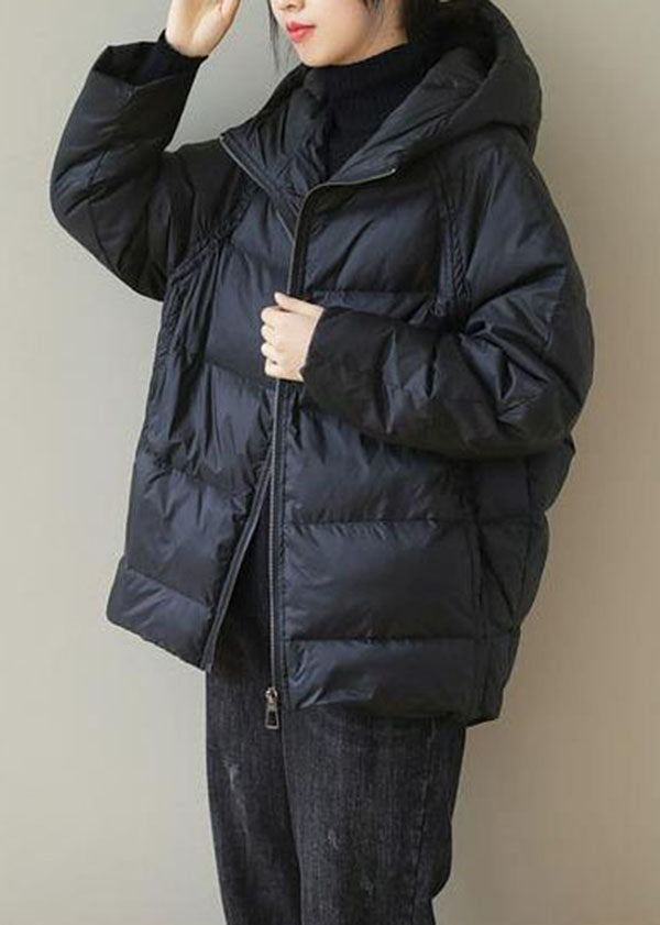 Varm och bekväm svart dam vinterjacka med huva. Perfekt parkas för avslappnade utomhusaktiviteter.