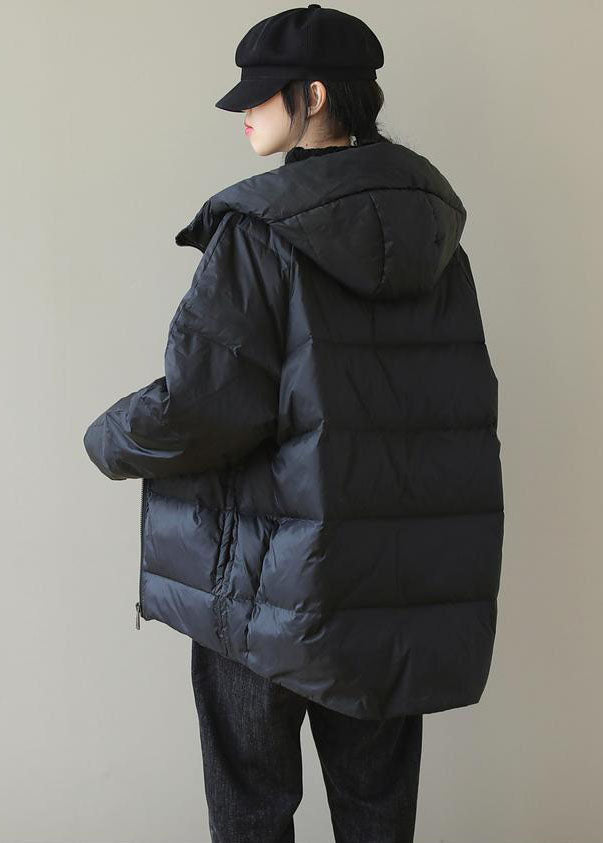 Funktionell svart dam parkas med huva och dragkedja. Varm vinterjacka för en stilren och avslappnad look utomhus.
