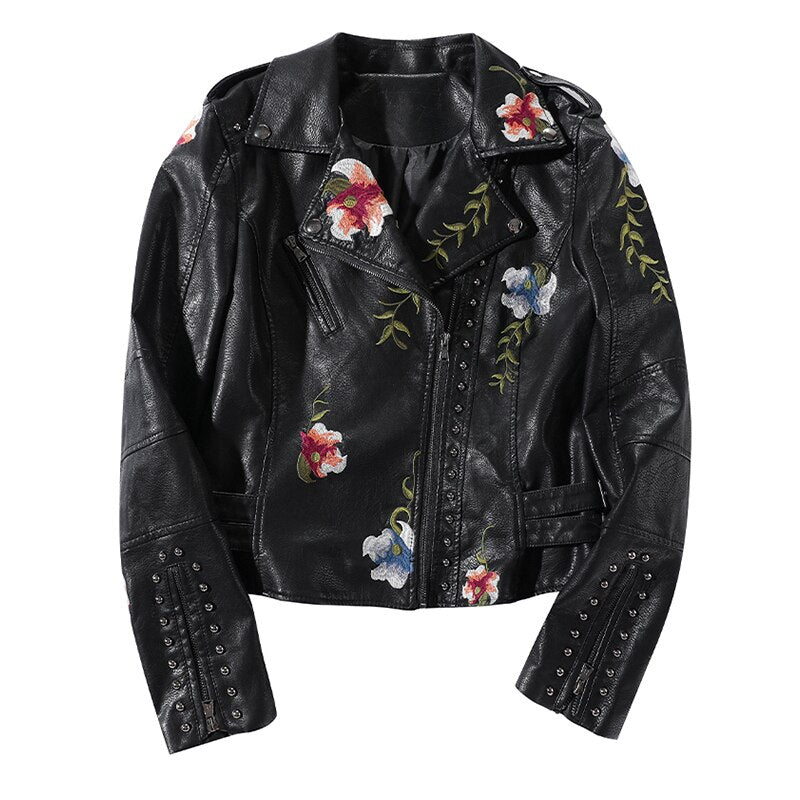 Svart damjacka i konstläder med blommig broderad design, en trendig ytterplagg för kvinnor.