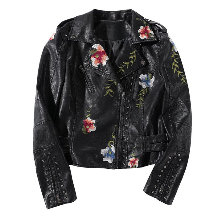 Svart damjacka i konstläder med blommig broderad design, en trendig ytterplagg för kvinnor.