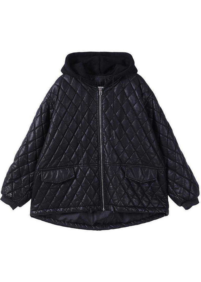 Snygg svart damjacka med dragkedja, mysig huva och stilrent patchwork. En bekväm och trendig hoodiejacka.