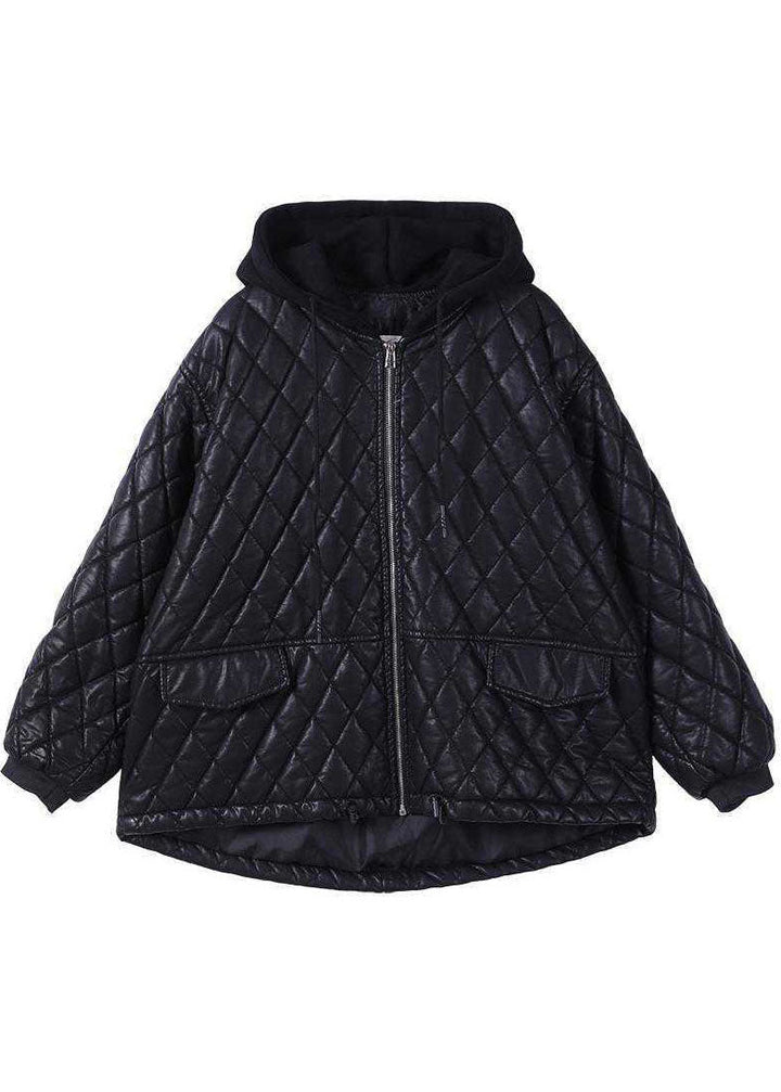 Snygg svart damjacka med dragkedja, mysig huva och stilrent patchwork. En bekväm och trendig hoodiejacka.