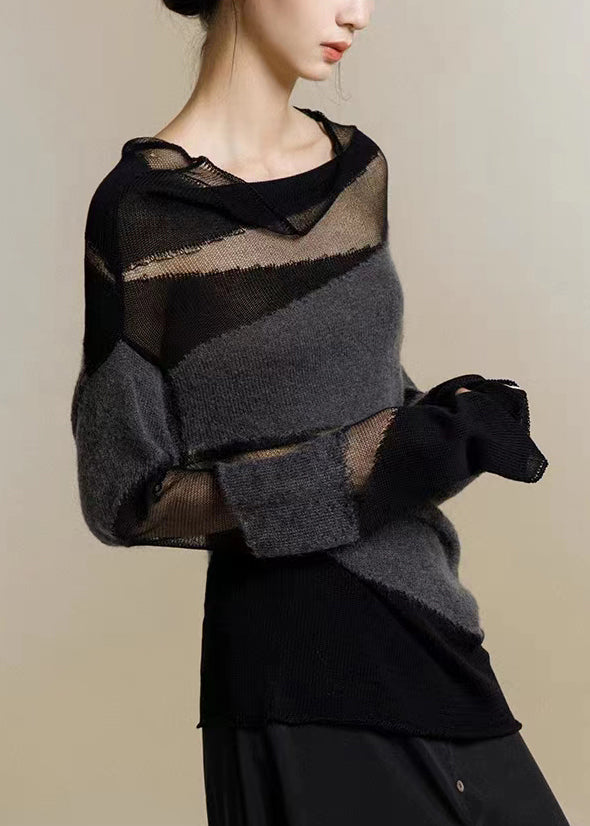 Närbild på tyllpatchwork och hög krage på en elegant svart damtröja för kvinnor.