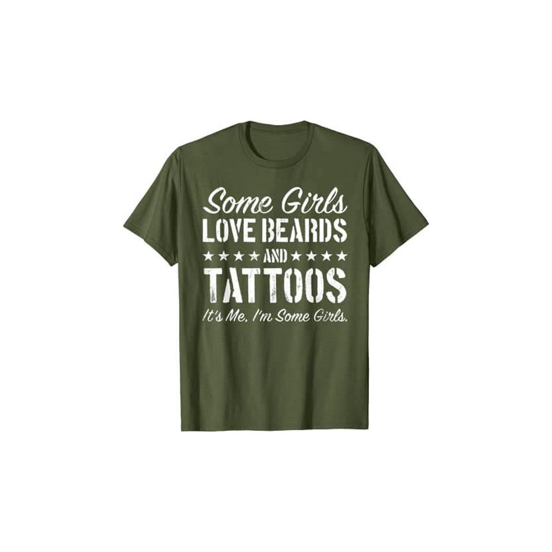 Kvinnors t-shirt med budskapet "Älskar Skägg & Tatueringar". Trendiga kläder som visar personlighet.