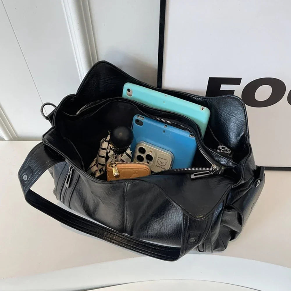 Stilren crossbody väska i vegetabiliskt läder, mörkbrun, med justerbar axelrem och säker dragkedja.