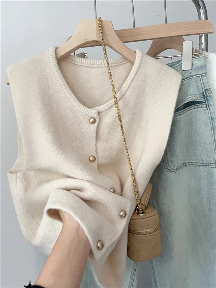 Beige damväst i klassisk stil, fotograferad framifrån. Ger en tidlös och elegant touch till varje outfit.