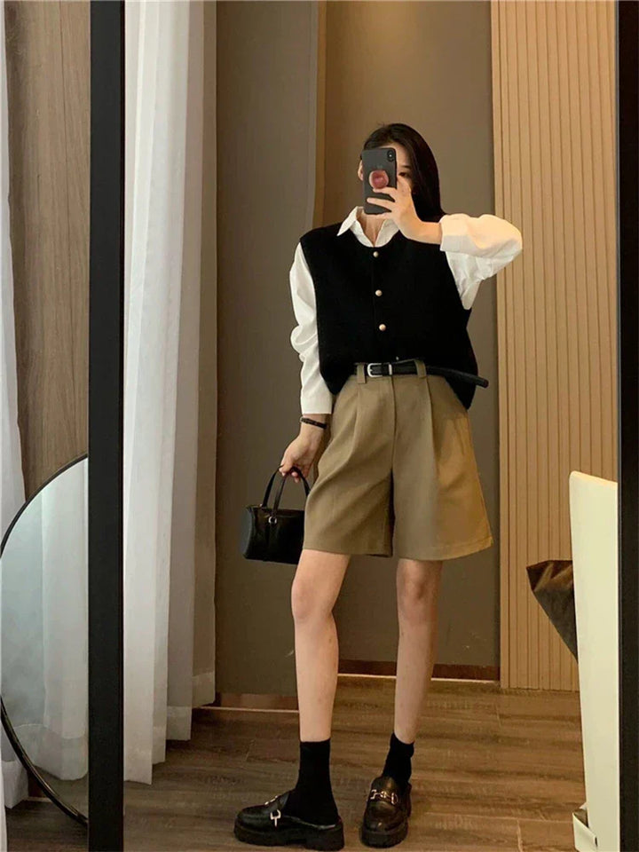 Beige klassisk damväst, perfekt för en stilren och tidlös look. Elegant till både byxor och kjol.