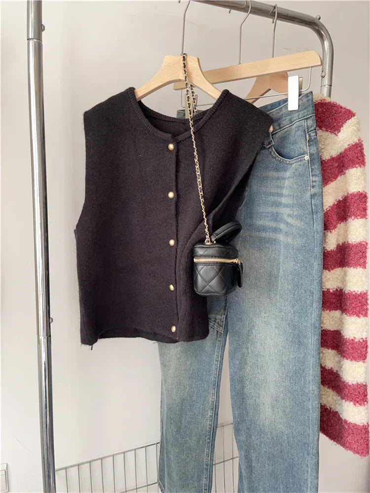 Grå klassisk damväst som elegant lagerplagg. Enkel att kombinera för en stilren kvinnors look.
