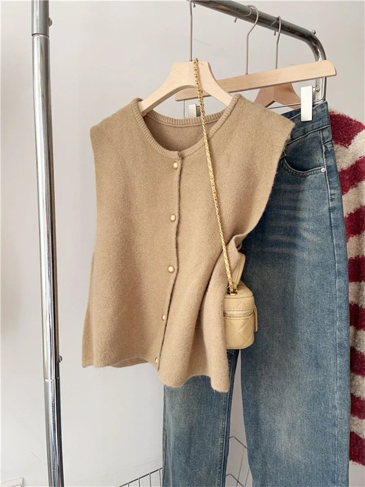 Elegant svart damväst i klassisk design, visar material och struktur. Perfekt för stilmedvetna kvinnor.