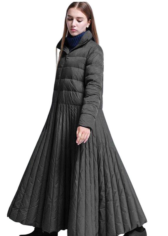 Svart damvinterkappa med eleganta fickor och modern rundad design. Ett stilfullt ytterplagg för vintermode.