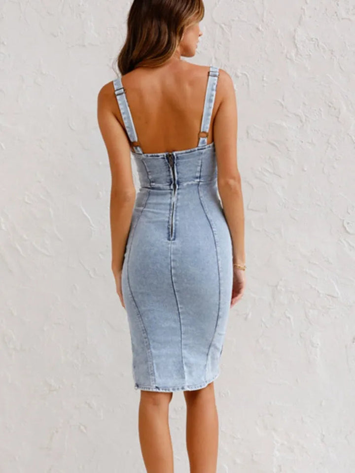 Närbild på justerbara remmar och överdel på blå denimklänning