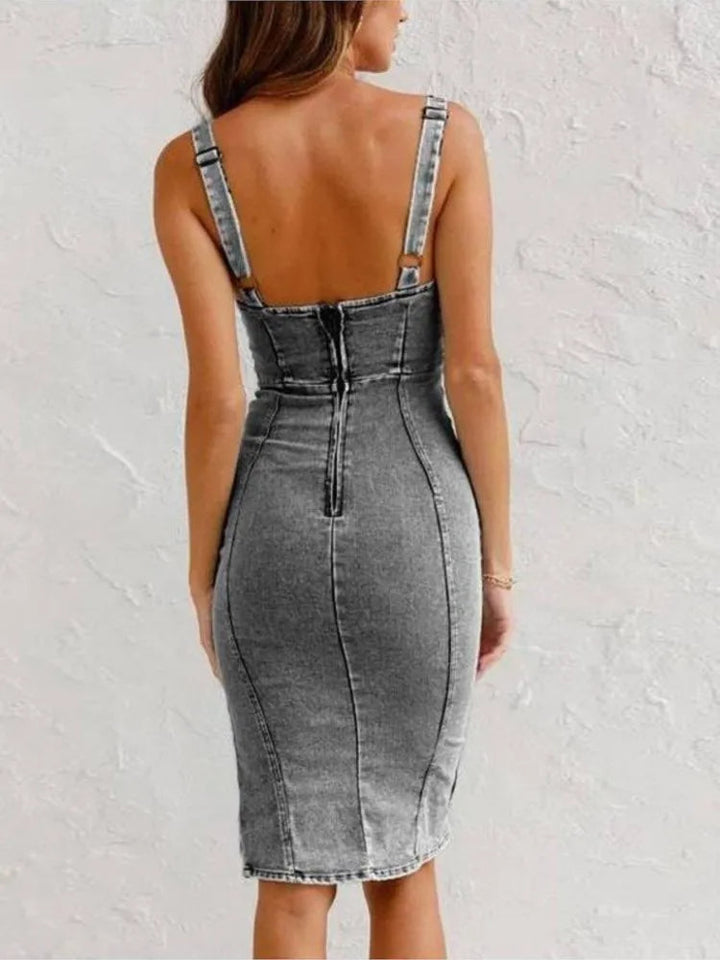 Detaljbild på tyget av en svart denimklänning för dam, bekväm och stilren