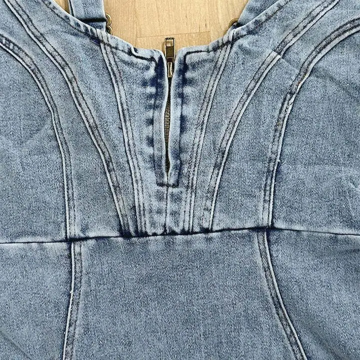 Kvinnlig modell bakifrån visar lång jeansklänning med justerbara remmar, sommarcasual