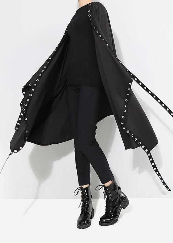 Bekväm svart capekappa för kvinnor, med elegant design och ledig passform. Idealiskt vår- och höstmode.