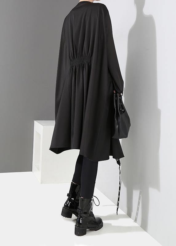 Elegant svart damkappa med cape-design. Ledig passform för höst- och vårkollektionen av ytterkläder.