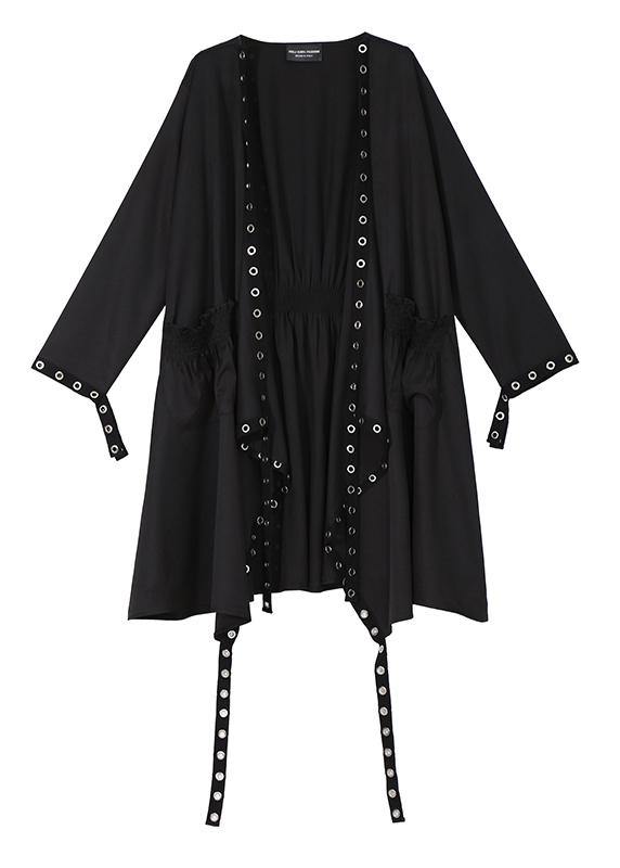 Stilren svart capekappa för damer med ledig, elegant look. Perfekt ytterplagg för hösten och våren.