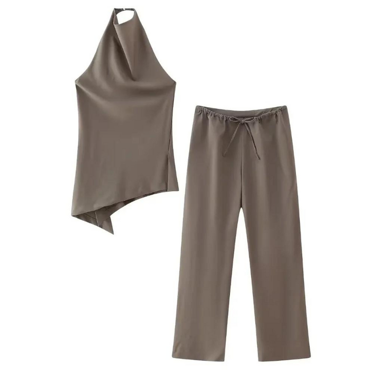 Svart elegant damset med haltertopp & vidbenta byxor. Perfekt för fest & sommar.
