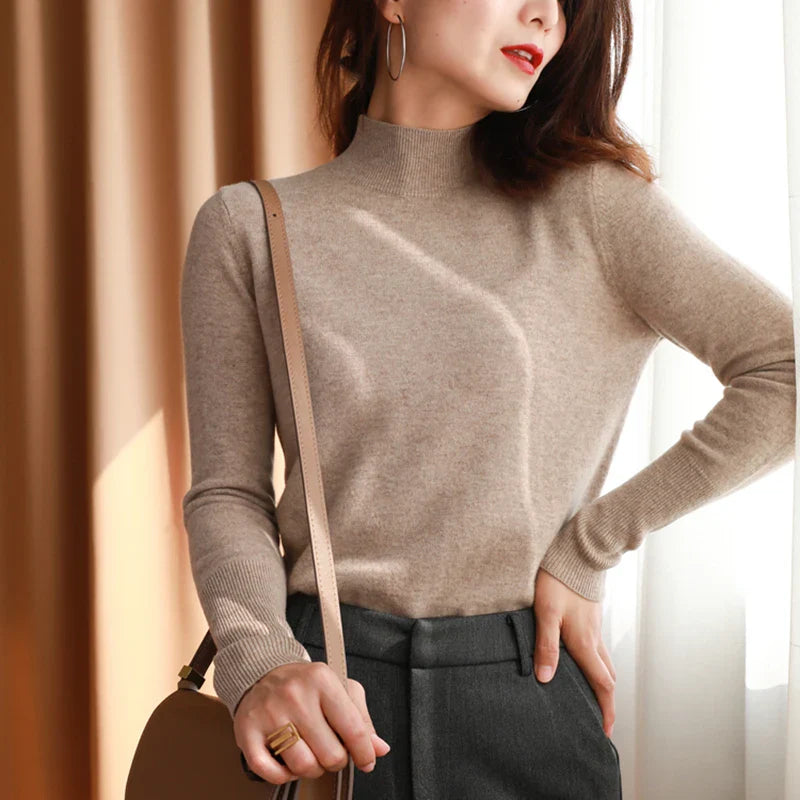 Kvinna bär stilren dam turtleneck tröja. Långärmad och varm för höst & vinter. Elegant look.