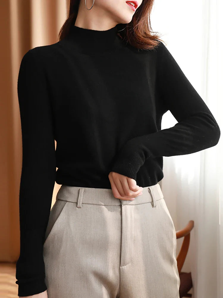 Figurnära dam turtleneck tröja i mjukt material. Långärmad pullover för en elegant kvinnlig stil.