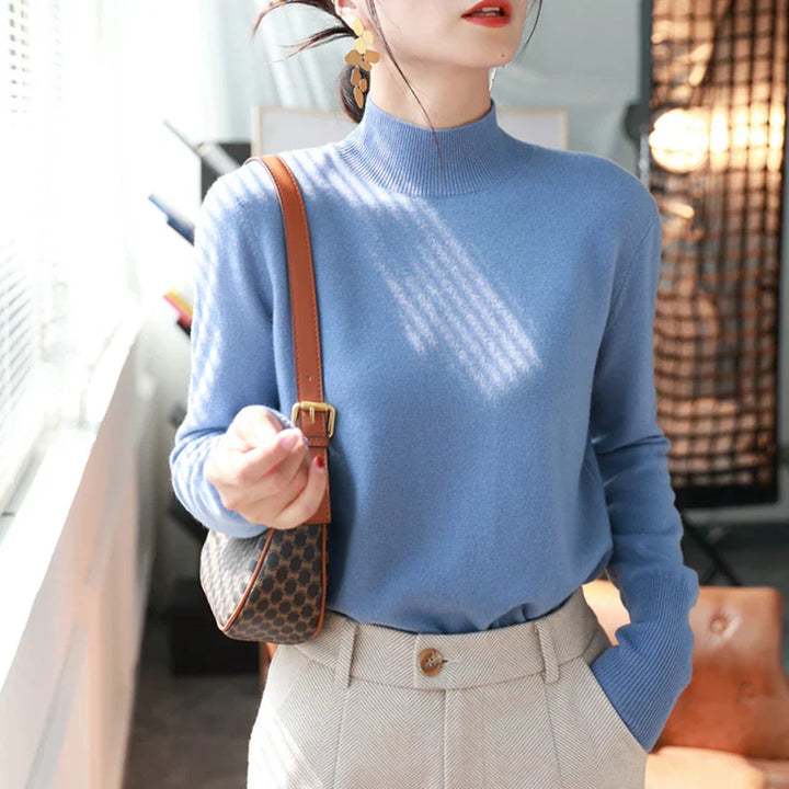 Blå långärmad dam turtleneck tröja, bekväm och elegant för både vardag och fest. Vintervärme.